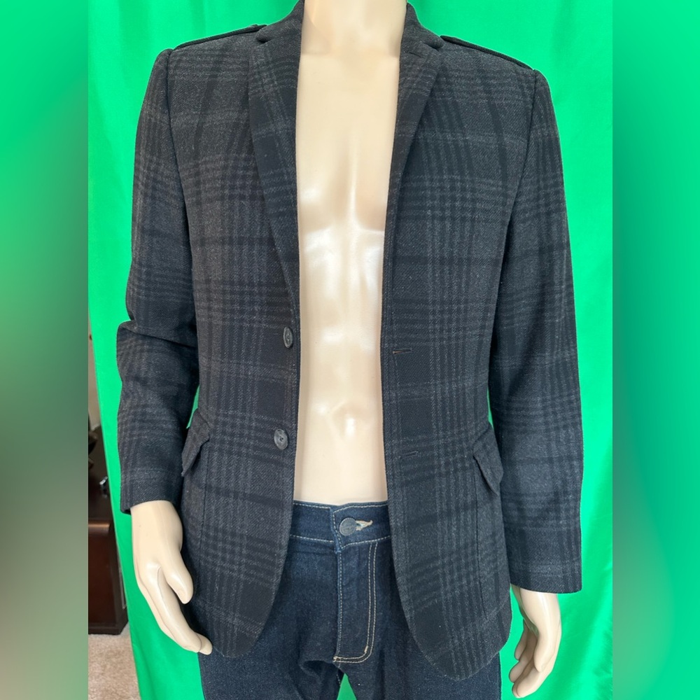 Gorgeous wool-like sport coat size 38S. Grey plaid.